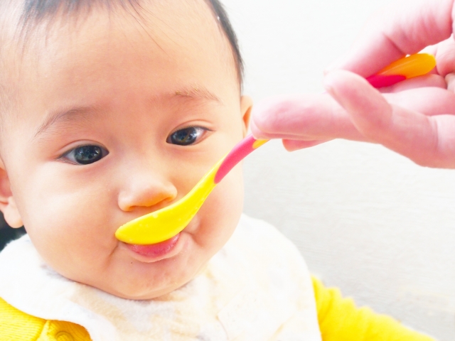 赤ちゃんの食事エプロン 使い捨てエプロンの便利さとは 大空育児