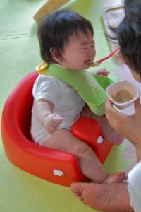 食事中に泣くのはどうして 泣いている赤ちゃんの理由とは 大空育児